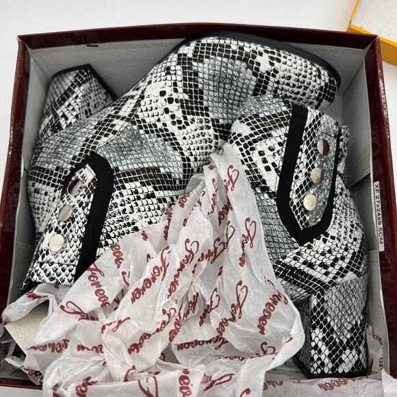 Forever Faux Leather Chunky Heeled Boots Womens Size 7.5 Snake Gray Color Bootie - Picture 2 of 11